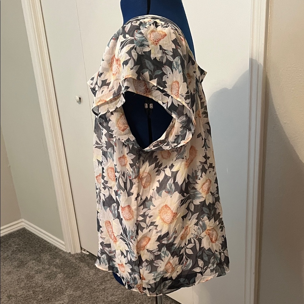 LC Lauren Conrad Floral Blouse in Gray and Cream - Picture 2 of 10